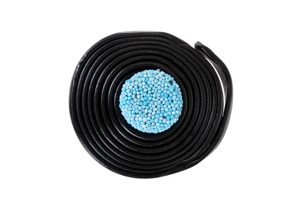 Изолированное колесо лакрицы с центром синих конфет — стоковое фото