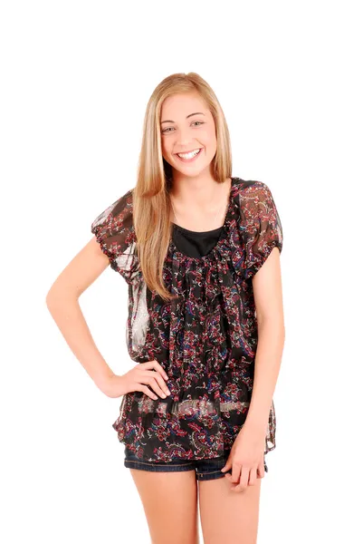 Smějící se dospívající dívka v šortkách — Stock fotografie