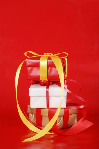 Pila di regali di Natale sul rosso — Foto Stock