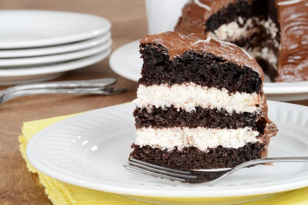 Closeup σοκολάτα κρέμα τούρτα στο πιάτο — Φωτογραφία Αρχείου
