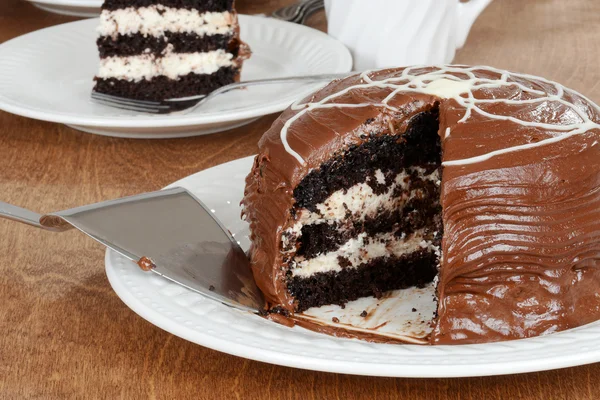 Skär choklad grädde tårta — Stockfoto