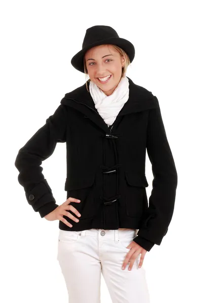 Tiener meisje met zwarte winterjas en hoed — Stockfoto