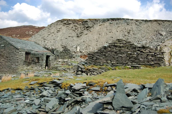 Кам'яний будинок біля копиці сіна — стокове фото
