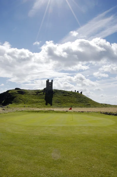 Dunstanburgh Castello e Golf verde verticale — Foto Stock