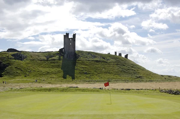 Dunstanburgh 城堡和高尔夫绿色 — 图库照片