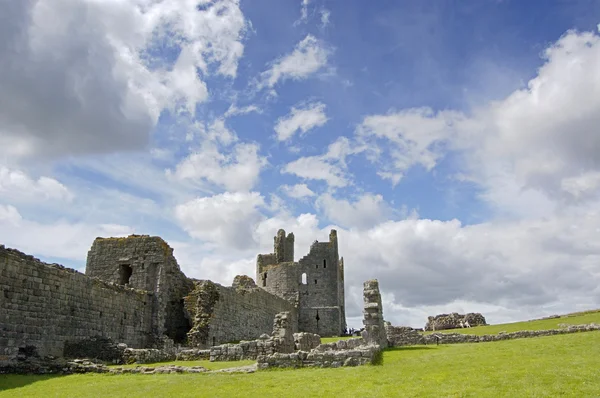 Dunstanburgh castle och sky — Stockfoto