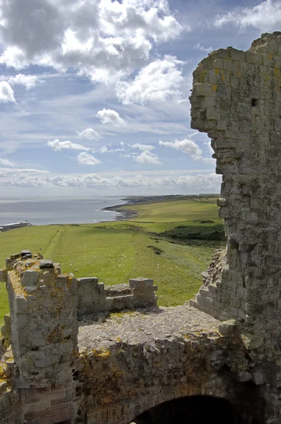 Dunstanburgh castle zeď a pobřeží — Stock fotografie