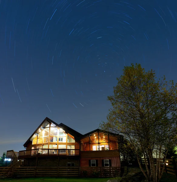 Huis onder de nachtelijke hemel — Stockfoto