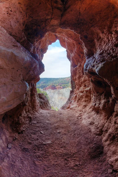 Caverna da rocha vermelha — Fotografia de Stock