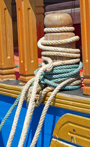 Mooring bollard with ropes — Stock Photo, Image