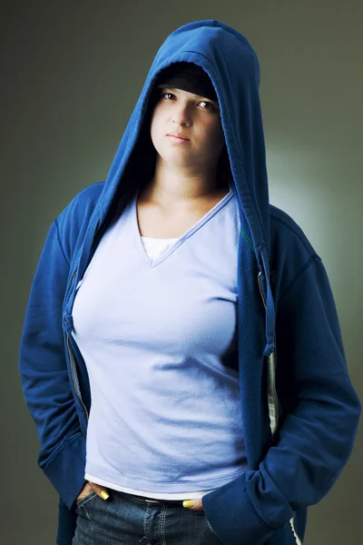 Meisje in een hooded jas — Stockfoto