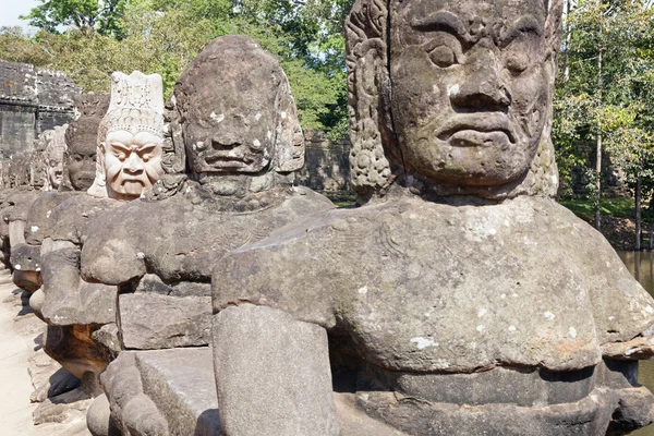 Statuen von angkor thom — Stockfoto