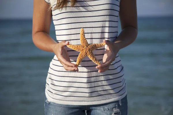 Mãos segurando estrela do mar — Fotografia de Stock