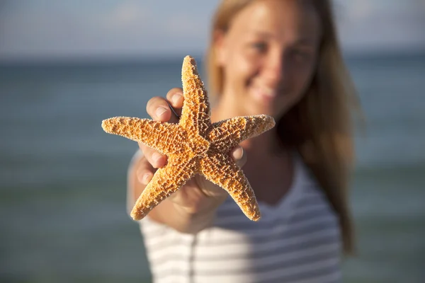 Mulher segurando estrela do mar — Fotografia de Stock