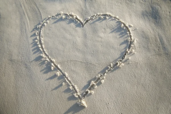 Szív homokba rajzolt — Stock Fotó