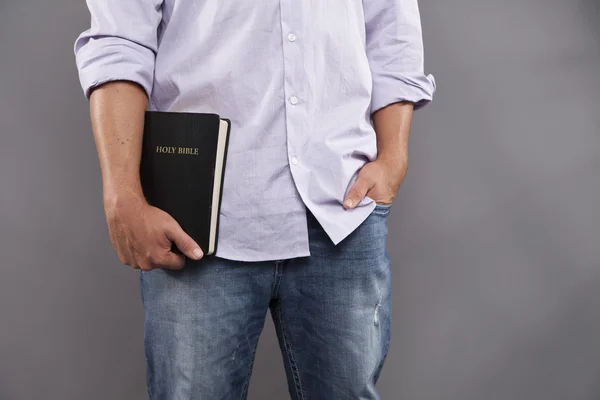 Mann hält lässig Bibel in der Hand — Stockfoto