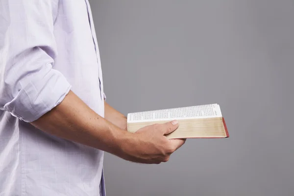 Профиль рук, держащих Библию — стоковое фото
