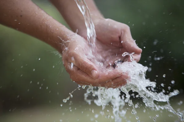Refrescante respingos de água nas mãos — Fotografia de Stock