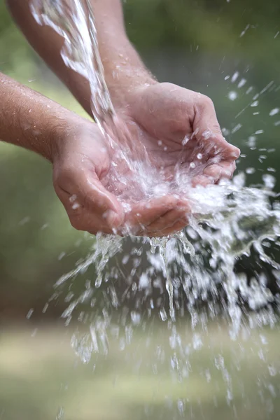 Grande respingo de água nas mãos — Fotografia de Stock