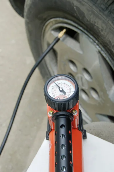 Tyre pressure — Stock Photo, Image
