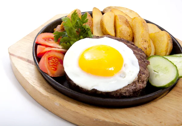 Steak mit Kartoffeln und Ei — Stockfoto