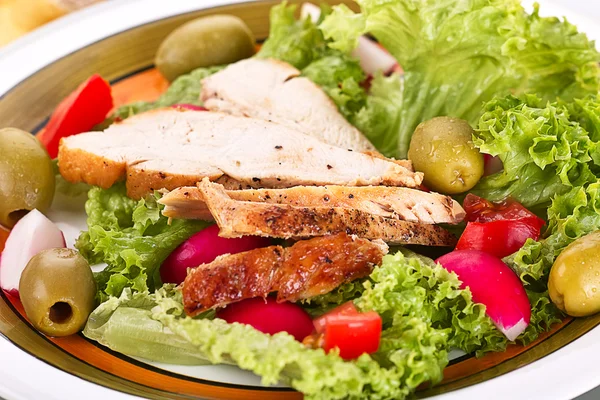 Salada com peito de frango — Fotografia de Stock