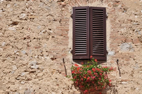 Fenêtre fermée sur un mur de pierre, symbole de refuge — Photo