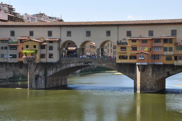 Touristenattraktion, der Ponte Vecchio in Florenz — Stockfoto
