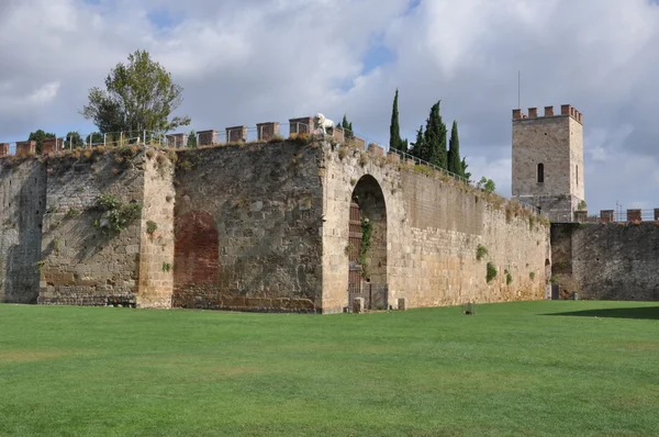 A muralha fortificada em torno do turismo de Pisa — Fotografia de Stock