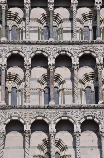 Фасад Сан-Микеле в Форо в Лукке Тоскана — стоковое фото