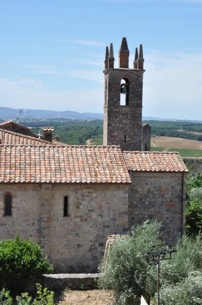 A torre e os edifícios antigos na Itália Montereggioni — Fotografia de Stock