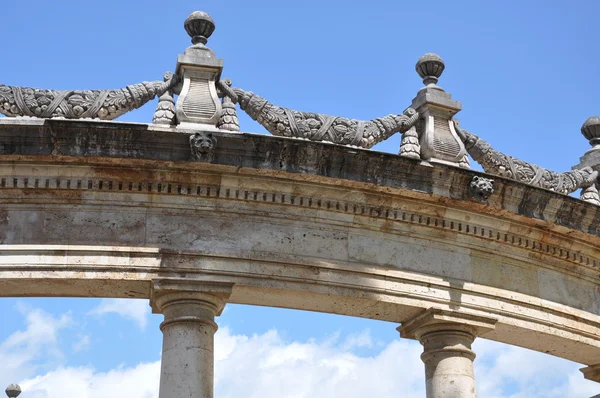 Architecture bâtiments de style néoclassique arches et colonnes — Photo