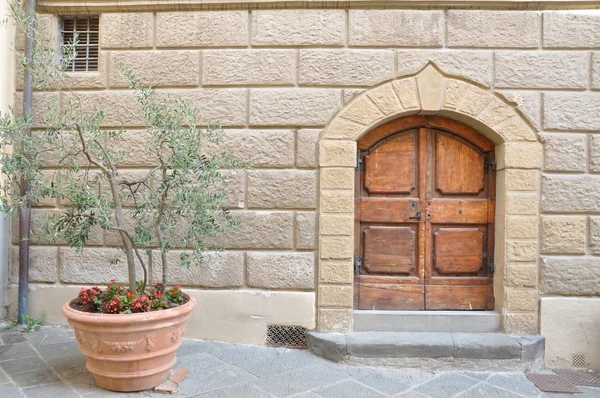 Typische ingang van het huis in Toscane Italië — Stockfoto