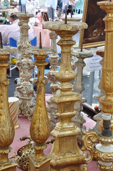 Antiguos candeleros en el mercado de pulgas — Foto de Stock