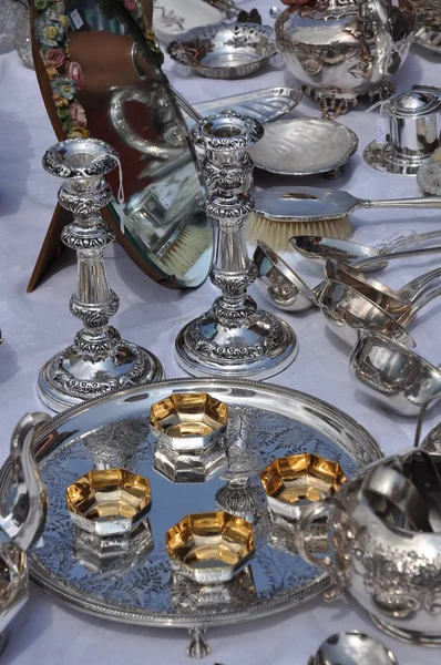 Vasos de plata en el mercado de pulgas — Foto de Stock