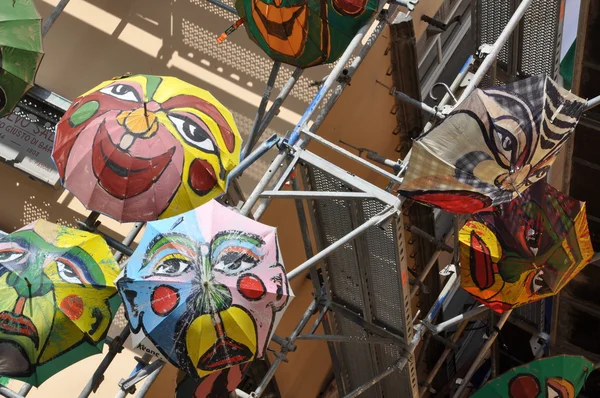 Guarda-chuvas de arte de rua em uma construção de andaime — Fotografia de Stock
