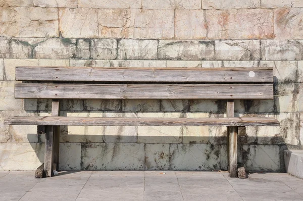 Bench against the wall, loneliness and absence — Stock Photo, Image