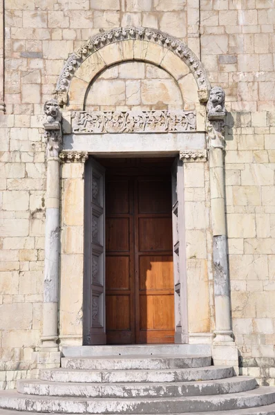 L'escalier en marbre et le mur avec porte en bois — Photo