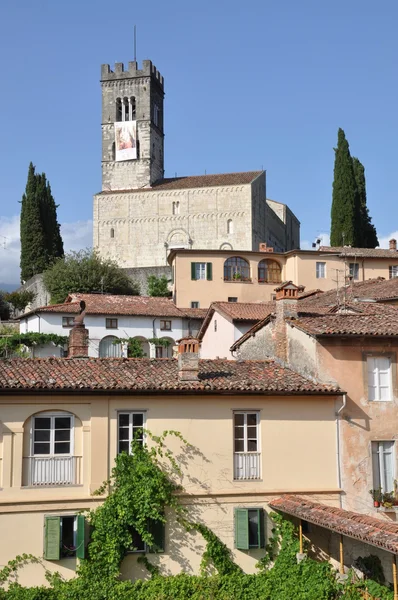 Berg stad van barga in Toscane Italië — Stockfoto