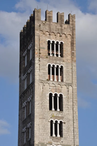 Ένας πύργος με triforiums στην Τοσκάνη lucca της Ιταλίας — Φωτογραφία Αρχείου