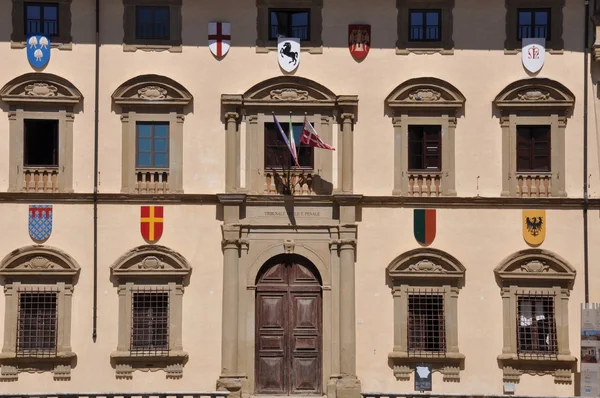 Фасад з емблем сімей Ареццо, Італія — стокове фото