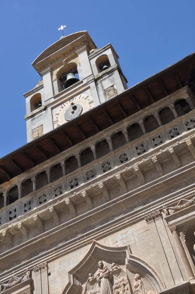 Kościół z wieżą zegarową w arezzo — Zdjęcie stockowe