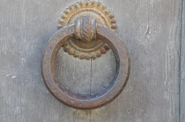 Tocador redondo de acero sobre puerta de madera — Foto de Stock