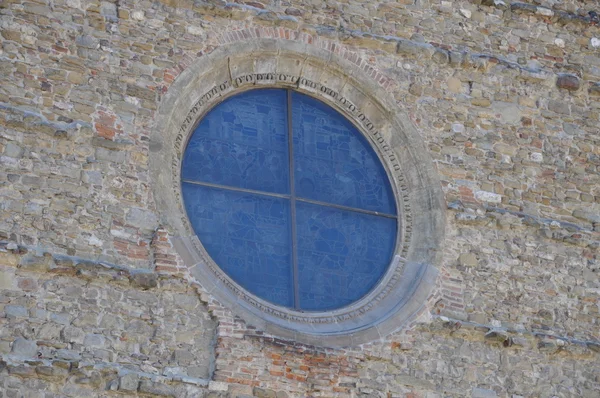 Blauw gekleurd glas in de kathedraal — Stockfoto