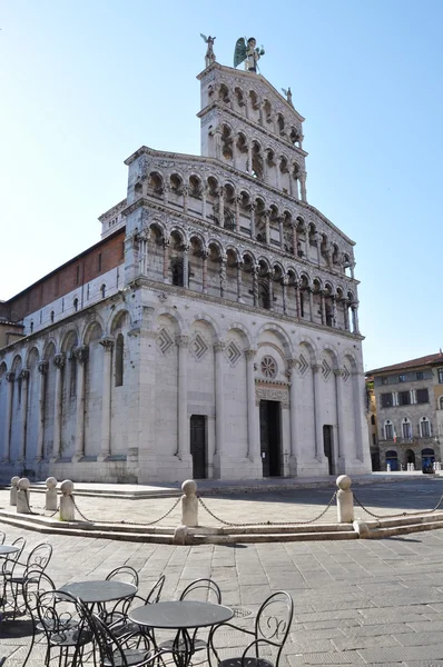Resting at San Michael in Foro in Lucca Tuscany Italy — Stock Photo, Image