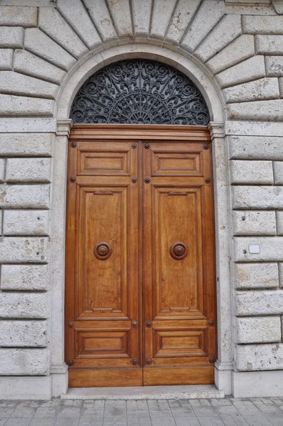 Деревянная дверь и каменная стена — стоковое фото