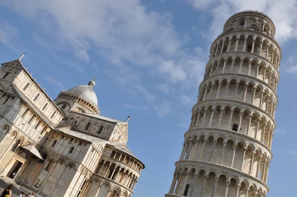 Schiefer Turm des Renaissance-Wolkenkratzers von Pisa — Stockfoto