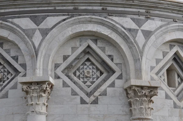Архитектурные детали Пизанской башни — стоковое фото