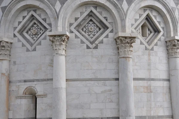 Építészeti részletek a pisai ferde torony — Stock Fotó