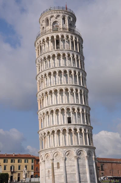 Пизанская башня, символ европейских праздников в Италии — стоковое фото